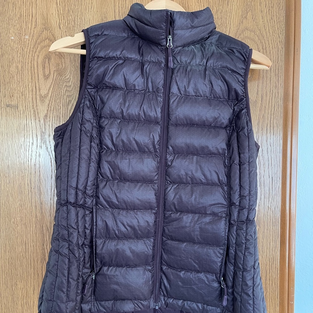 32 Degree WOMEN'S LIGHTWEIGHT RECYCLED POLY-FILL PACKABLE VEST with case